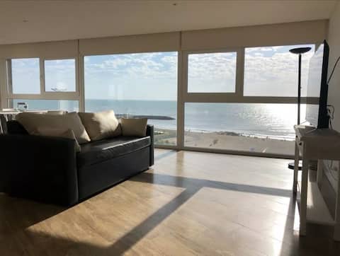 Successful Airbnb property: Rental Apartment 3 Rooms Facing the Sea in La Perla