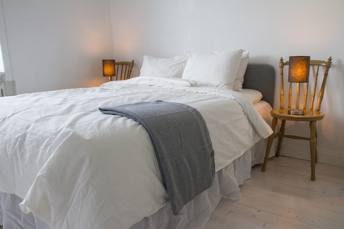 Bedroom 3 with 160cm bed. Nice and very quiet, window facing west. 