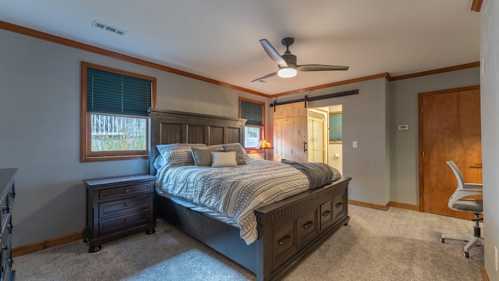 Krevat dopio "king" dhe banjë en suite me tavolinë pune dhe karrige për hapësirën e punës.