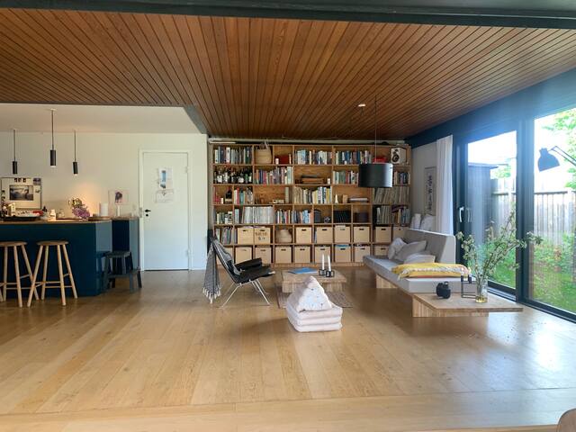 Villa-Oasis close to downtown gallery image 4