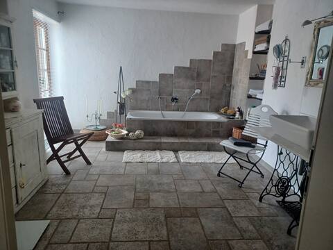 Stylish apartment with large garden for up to 4 people