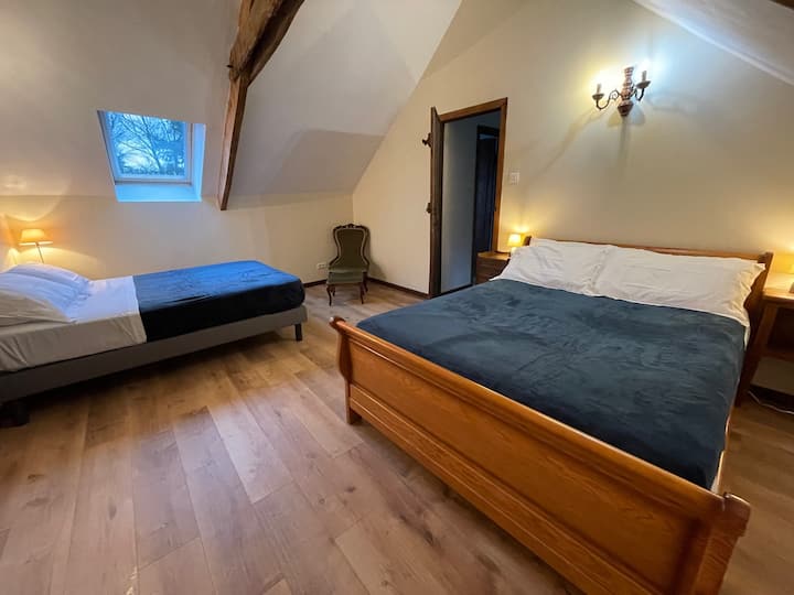Bedroom upstairs, two double beds (140x190cm).