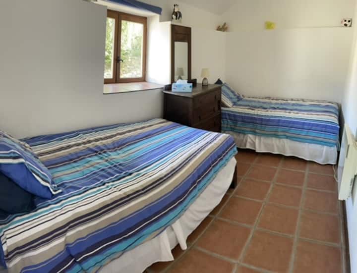 Small bedroom, on the ground floor: 2 single beds (90 x 190 cm)