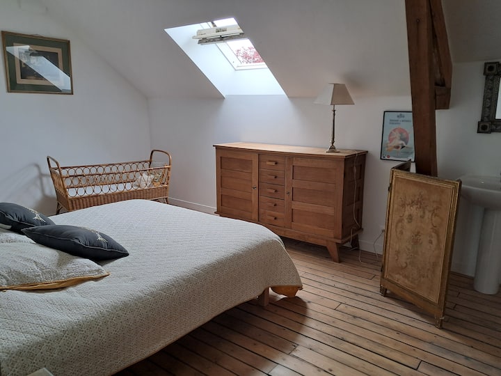 Veľká spálňa s umývadlom