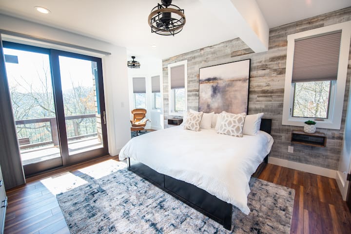 Спалня 3 с двойно легло king size, разтегателен XL близнак (въртележка), затъмнени завеси, 55 - инчов телевизор, самостоятелен кът за четене с 270 - градусов изглед, частен достъп до баня 3.