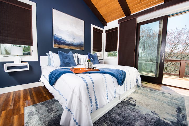 Спалня 2 с двойно легло king size, разтегателен XL близнак (въртележка), затъмнени завеси, 43 - инчов телевизор и самостоятелен достъп до баня 2.