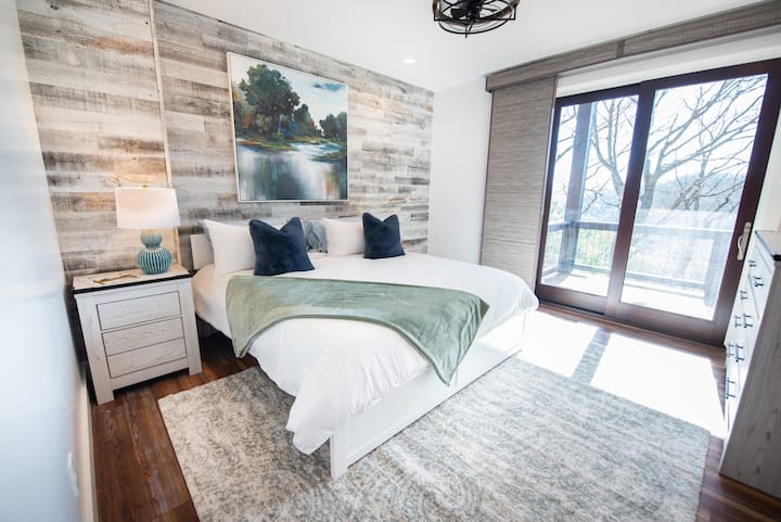 Спалня 4 с двойно легло king size, разтегателен XL близнак (въртележка), затъмнени завеси, 43 - инчов телевизор и самостоятелен достъп до баня 4.