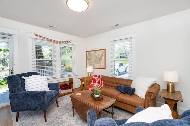 All-american Cottage By The Park - Staunton, VA