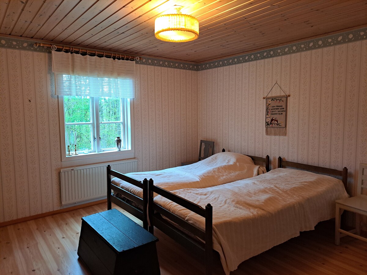 يمكن فصل السرير إلى سريرين مفردين.