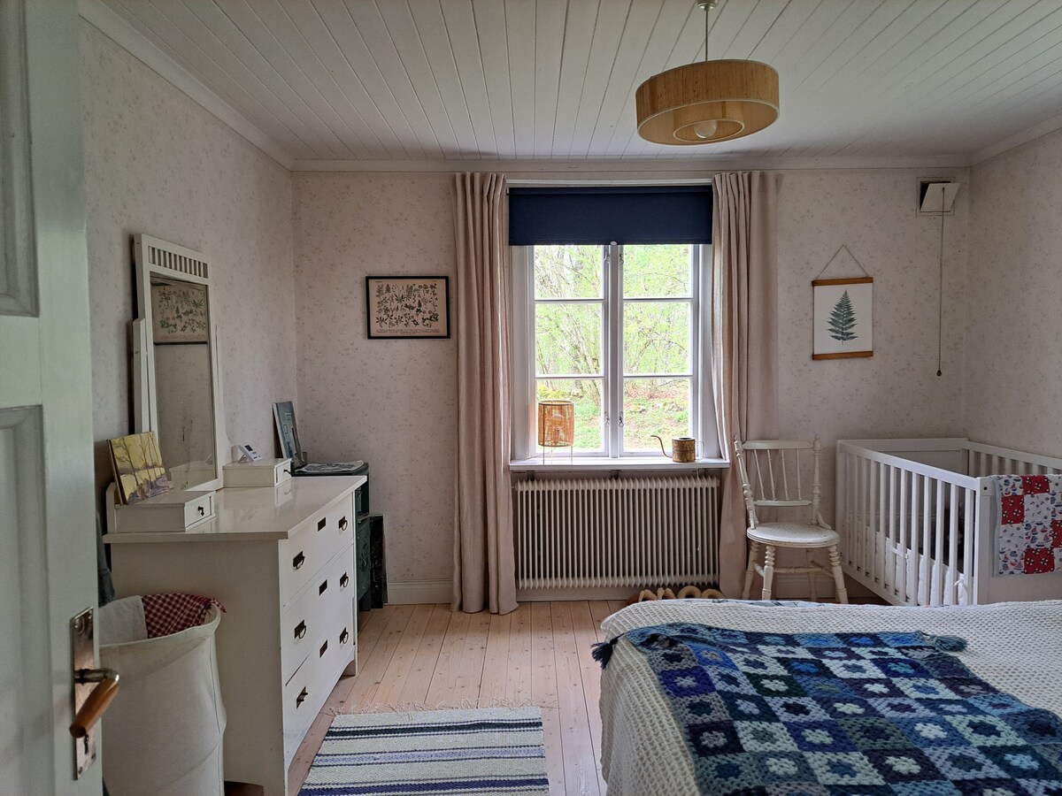 سرير مزدوج يمكن تفكيكه إلى سريرين مفردين إذا أردت. هناك أيضًا سرير أطفال.