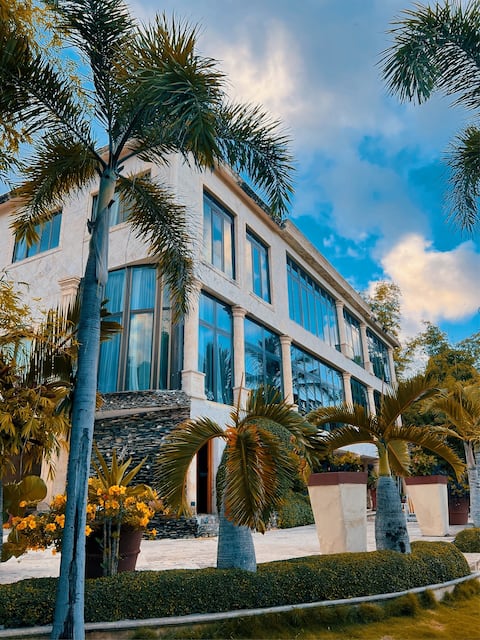 LUX Beachfront Villa+Natural Pool+Jacuzzi+Staff