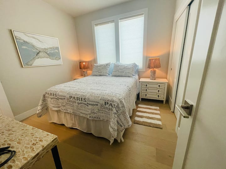 Სტუმრების ოთახის ქვედა ნაწილში არის Queen ‑ ის ელექტრო საწოლი, რომ აწიოთ თავი ან ფეხები, ტელევიზორი, ორი კარადა და აბაზანა-ტუალეტი დარბაზში, კარის მიღმა. 