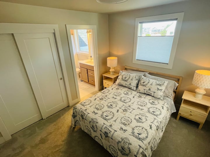 Ზემოთ სტუმრების ოთახი Queen-ის საწოლით, აბაზანა-ტუალეტი საშხაპით/აბაზანით, ტელევიზორითა და კარადით. 