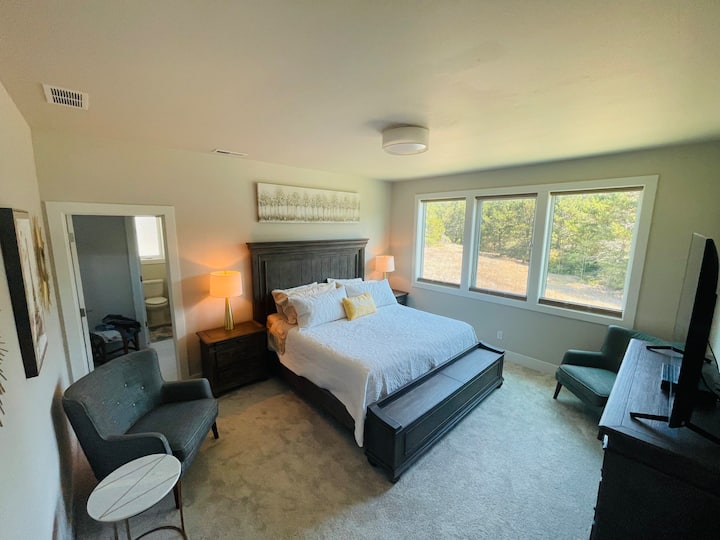 Ძირითადი მთავარი სართულის საძინებელი მდელოს ხედით, მოსასვენებელი სივრცე და დიდი ეკრანი SONY High Def OLED ტელევიზორი