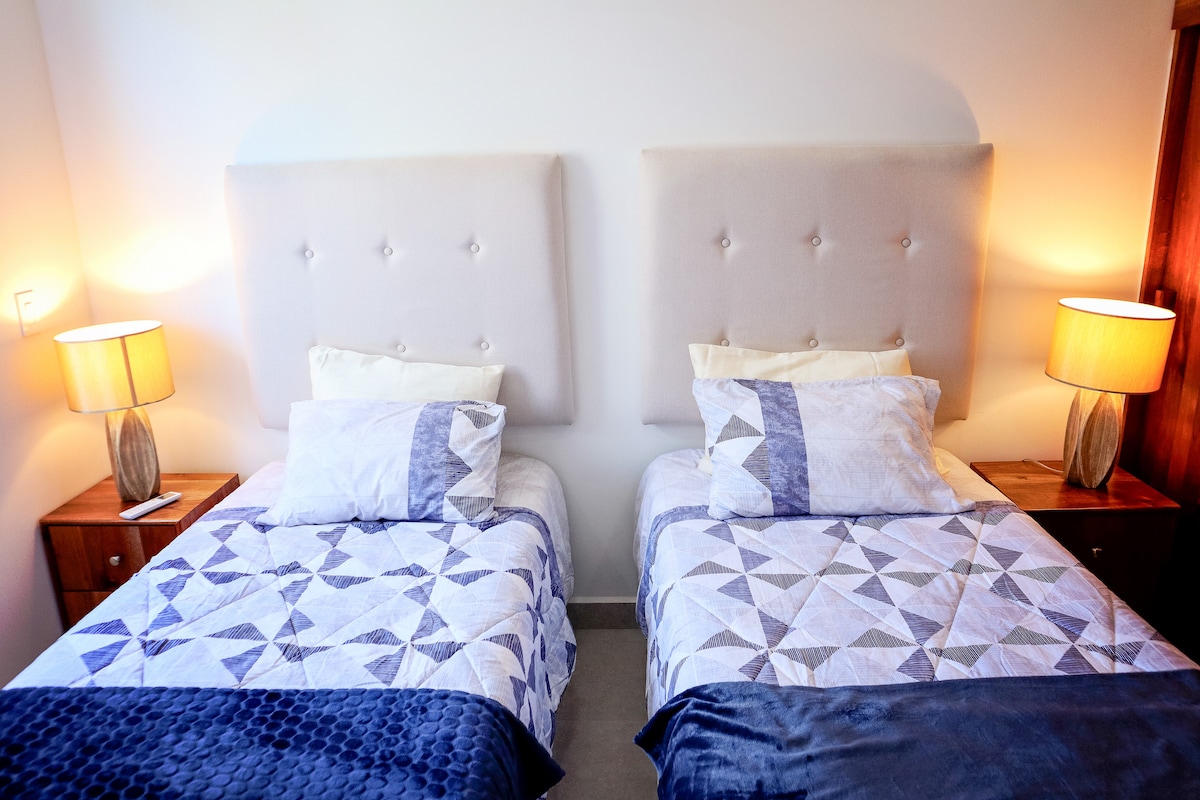 Два брачни кревета (широки 125 - 149 см) во третата спална соба