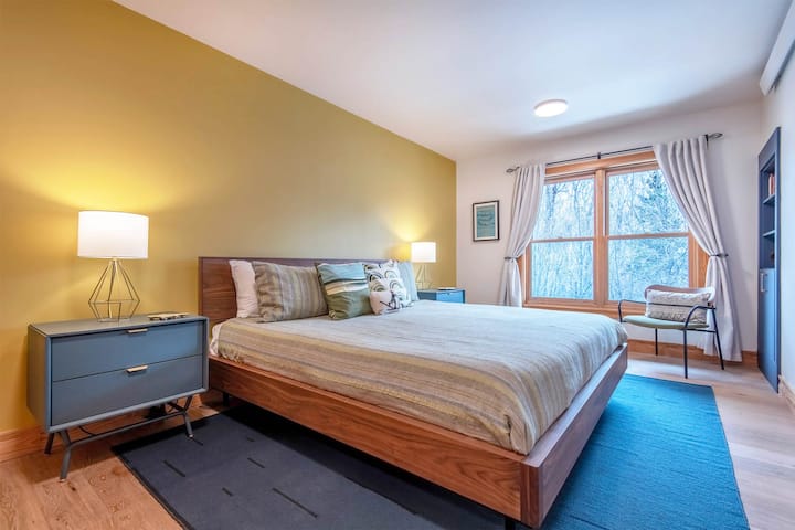 Chambre n °2 avec un nouveau lit king size, des couleurs apaisantes et une vue paisible sur la forêt.