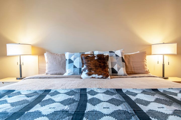 Détendez-vous avec style avec du linge de lit de luxe.