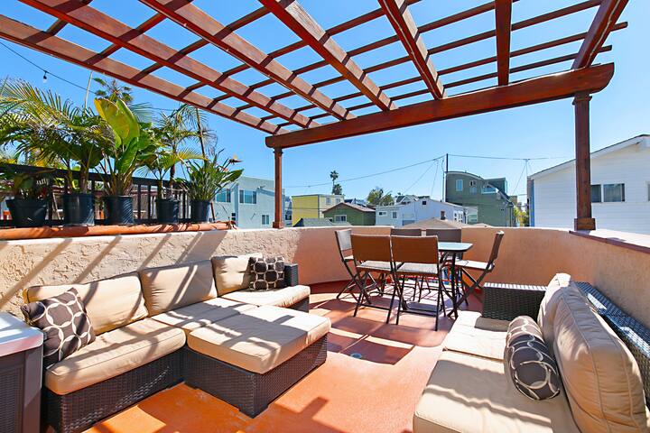 Steps to Beach & Dining – N Mission/Pacific Beach gallery image 3