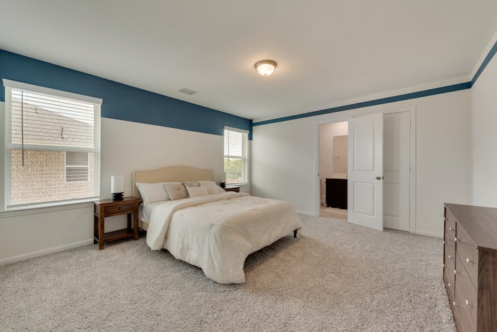 เตียงควีนไซส์ตู้เสื้อผ้าแบบวอล์คอินผ้าปูที่นอนที่เก็บเสื้อผ้าสิ่งจำเป็นเครื่องทำความร้อนเครื่องปรับอากาศพัดลมเพดานหมอนและผ้าห่มเสริมหีบไม้แขวนเสื้อ