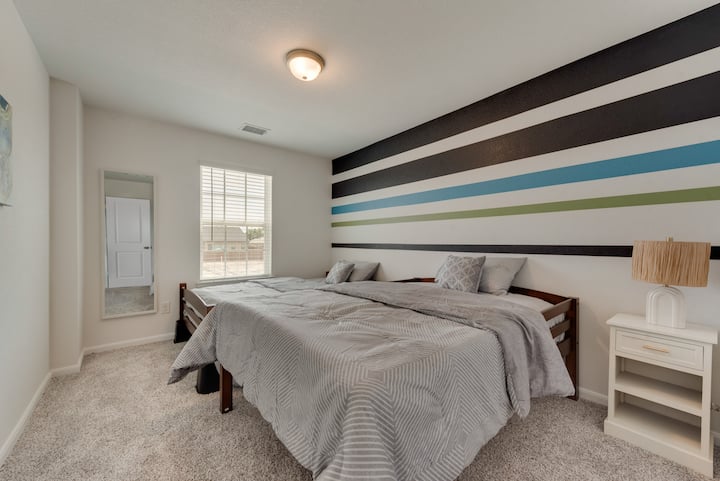 เตียงคู่ 2 เตียงตู้เสื้อผ้าผ้าปูที่นอนที่เก็บเสื้อผ้าสิ่งของจำเป็นเครื่องทำความร้อนเครื่องปรับอากาศหมอนและผ้าห่มเสริมไม้แขวนเสื้อกระจก