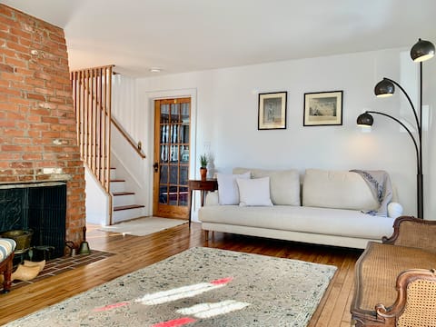 Historic Bristol -Block from Bay