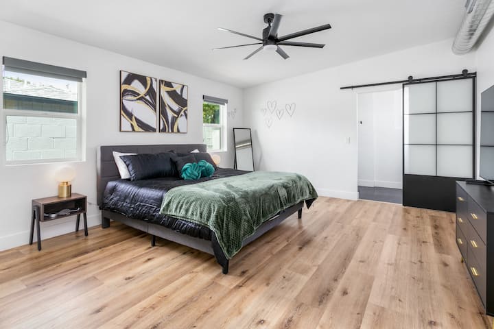 Ovo je druga kupaonica s bračnim krevetom od memorijske pjene i kupaonicom s WC-om. Ova spavaća soba ima i veliki ugradbeni ormar i pametni TV. 