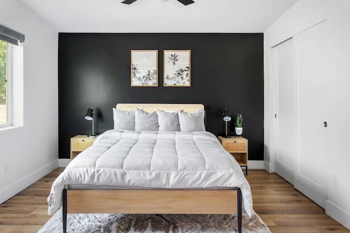 Uđite kroz velika dvostruka vrata u svoju novouređenu oazu. Ova neutralna soba ima vlastitu klima-uređaj i bračni krevet od memorijske pjene, što jamči odličan san. 