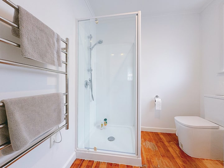 Full bathroom 1 image 2