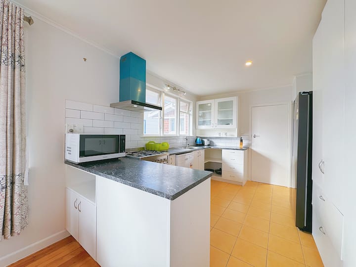 Full kitchen image 3