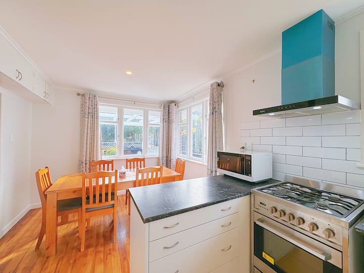 Full kitchen image 2