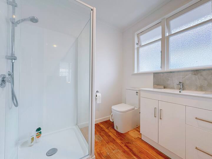 Full bathroom 1 image 1