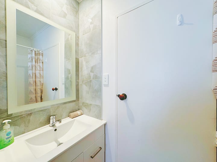 Full bathroom 2 image 1