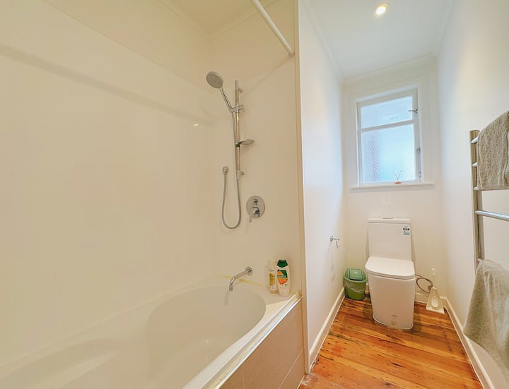 Full bathroom 2 image 2