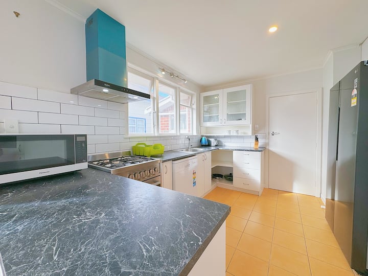 Full kitchen image 1