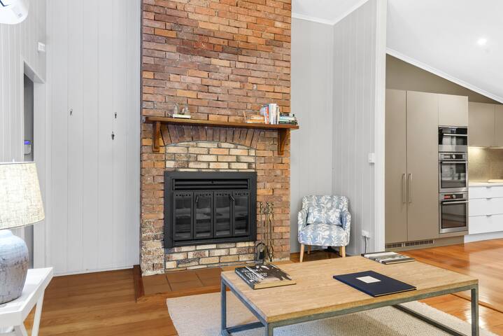 Executive Home w/ Views, Dual Living & Fireplace gallery image 4