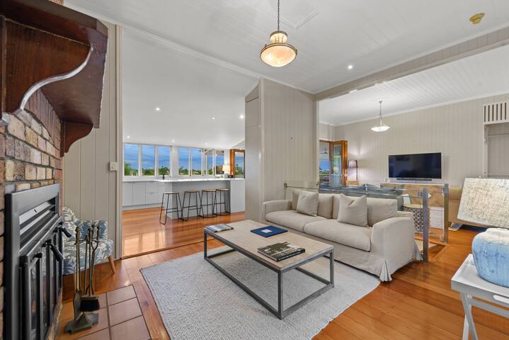 Executive Home w/ Views, Dual Living & Fireplace gallery image 3