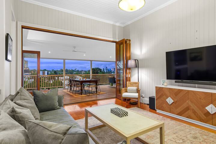 Executive Home w/ Views, Dual Living & Fireplace gallery image 2