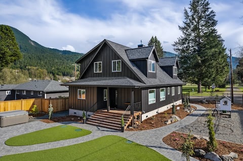 Modern 5 Bedroom house + hot tub in Packwood