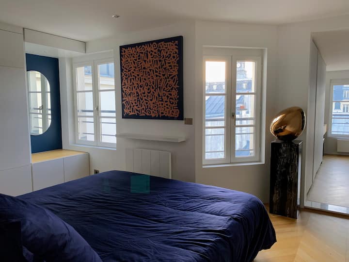 Posteľ s dĺžkou 180 cm. Zrkadlo. Bohatý úložný priestor. Dekorácia. 