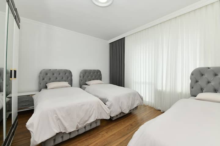 Ova prostrana soba s tri odvojena kreveta prikladna je za trokrevetne boravke. Sa svojim prostranim okruženjem i udobnim krevetima, pruža udoban prostor za spavanje i opuštanje, idealan za grupe.