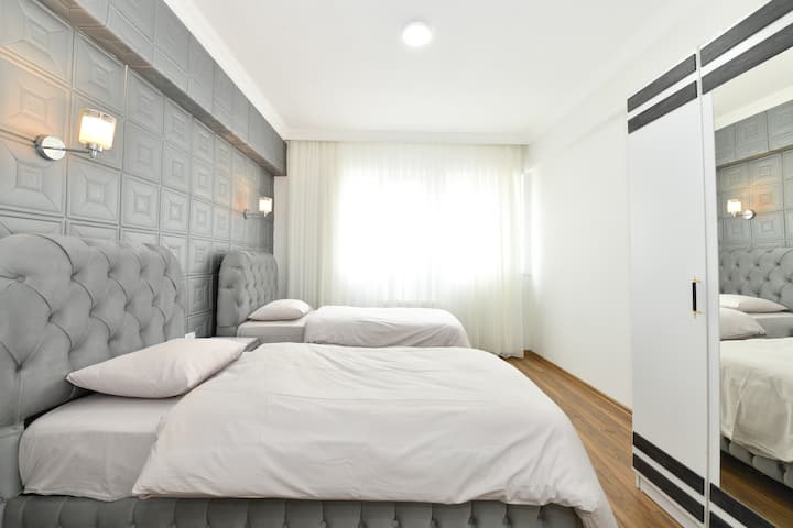 Soba, pripremljena za boravak za dvoje, opremljena je s dva odvojena kreveta i čistom posteljinom. Nudi udoban prostor za spavanje sa svojim svijetlim okruženjem i jednostavnim dizajnom, idealan za prijatelje ili djecu.