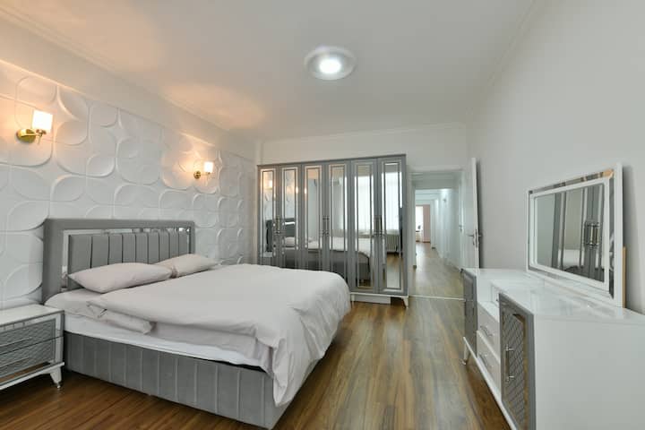 Opremljena prostranim bračnim krevetom, čistom posteljinom i ormarom, soba osigurava miran san. Sa svojim jednostavnim dizajnom i ugodnom atmosferom, idealan je i za kraće i za duže boravke.