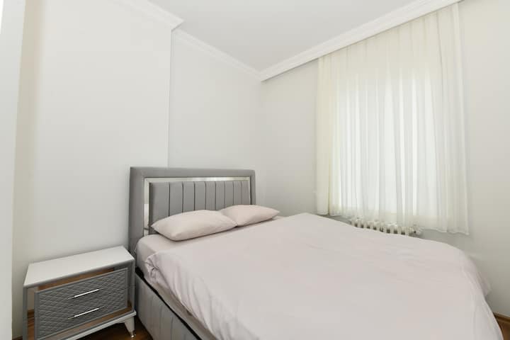 Opremljena bračnim krevetom, kvalitetnom posteljinom i navlakama za poplun, ova soba pruža miran prostor za spavanje. Idealno za parove s modernim namještajem, prostranim ormarom i prostranim ambijentom.