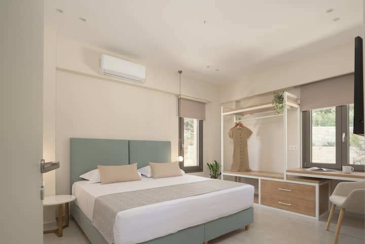 Prívetivé vybavenie spálne. 