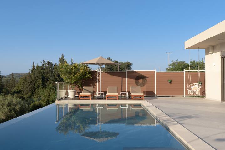 Reflection Villa, Heated Pool & Absolute Seclusion gallery image 3