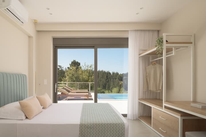 Prémiová spálňa má manželskú posteľ King (1,80 x 2,00) a vlastnú kúpeľňu. 