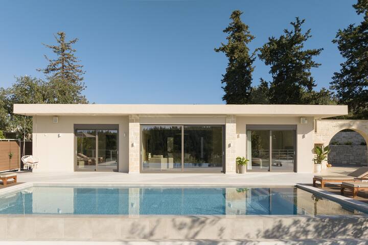 Reflection Villa, Heated Pool & Absolute Seclusion gallery image 4