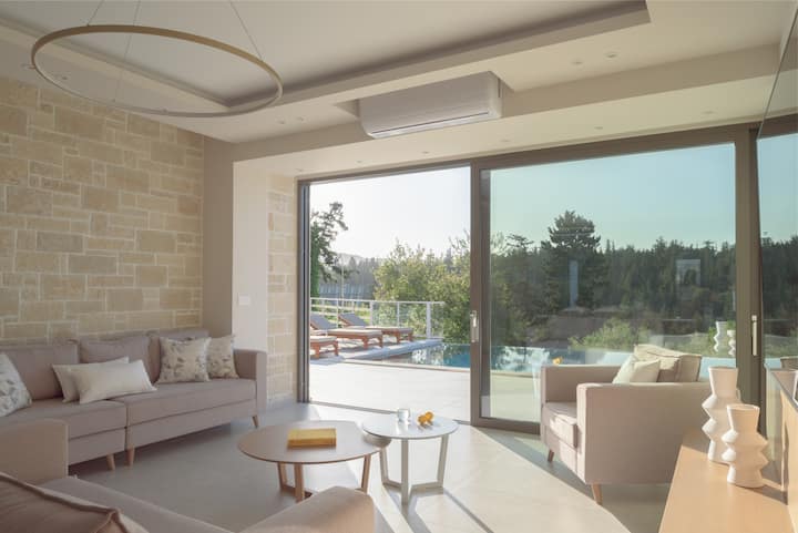 Obývačka je jasná a plná prírodných materiálov.