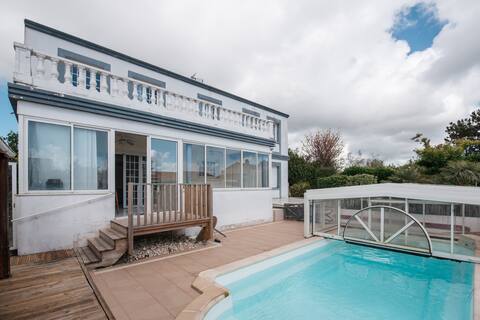 Charming villa with heated pool and parking