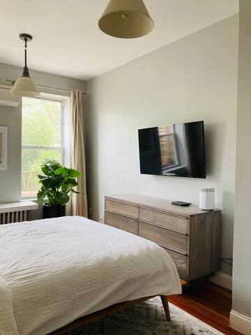 Charming Private Brownstone, Close to City & Park gallery image 3